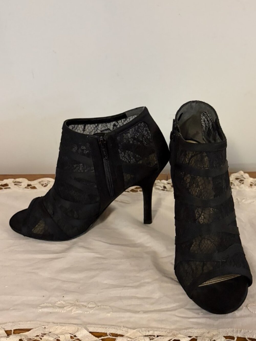 Nina Womens Size 7 Mesh Midi Boot Pump with 4" Heel, inside side Zipper. Black